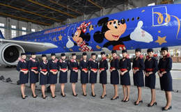 “米老鼠”爬上機身做廣告，好萌！