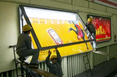 地鐵廣告是怎么更換廣告畫(huà)面的？