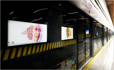 4A金印獎(jiǎng)主視覺(jué)及“JWT”地鐵上刊畫(huà)面