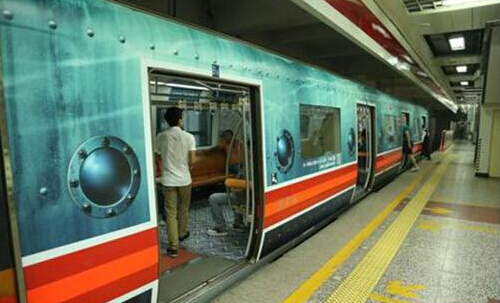 明星、場(chǎng)景、洗腦文案：不見(jiàn)硝煙的地鐵廣告大戰(zhàn)