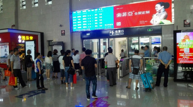 新晃西進(jìn)站閘機口LED屏廣告