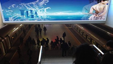 南寧東進站扶梯楣頭燈箱廣告 南寧東進站扶梯楣頭燈箱廣告