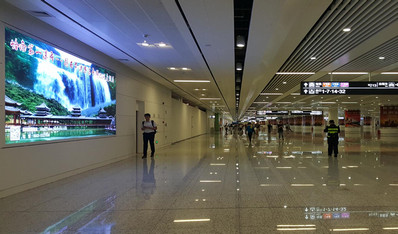 負一層通道墻面燈箱廣告