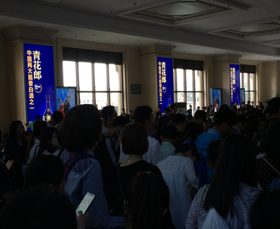 青島火車站東、西候車室立式燈箱廣告