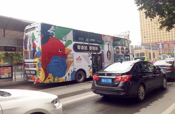 皇氏乳業(yè)南寧公交車(chē)廣告