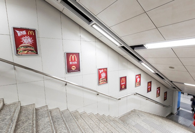 1、2、10號線梯旁看板廣告