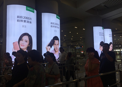 西安北站出站通道圖騰燈箱廣告