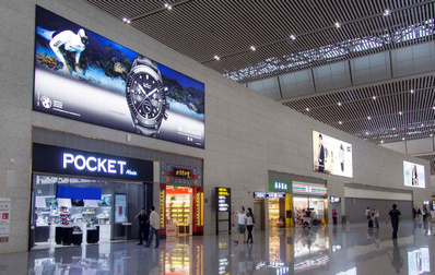 重慶機(jī)場T3零售區(qū)域辦票大廳頭頂燈箱廣告