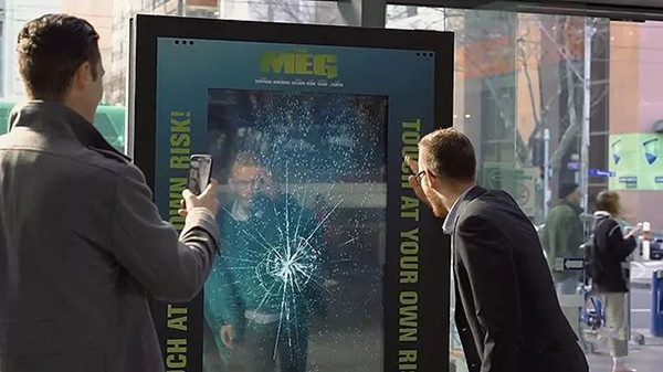 《巨齒鯊》公交站牌廣告 《巨齒鯊》公交站牌廣告