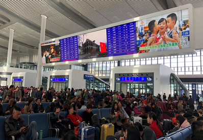 候車廳LED信息屏兩側燈箱廣告