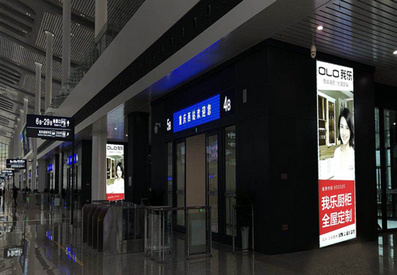 候車廳檢票口兩側燈箱廣告