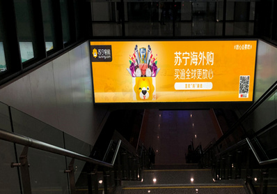 候車廳進站樓梯楣頭燈箱廣告