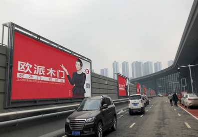 站外南北兩側燈箱廣告