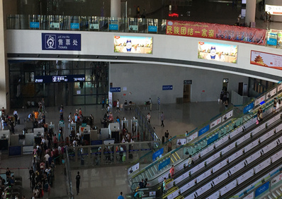 站臺(tái)層北側(cè)廣廳上方墻體嵌入式燈箱廣告