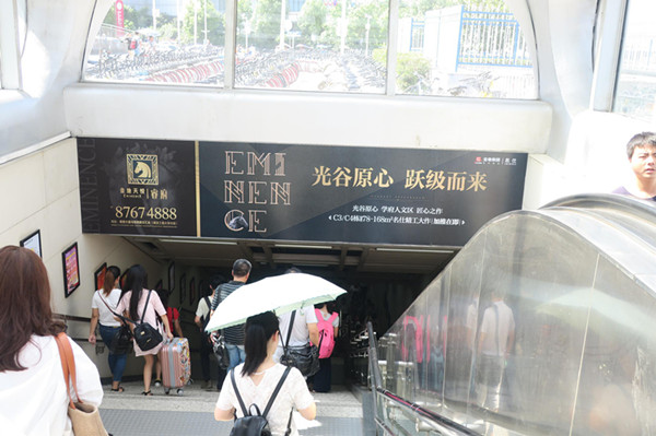 武漢地鐵梯頂燈箱廣告 武漢地鐵梯頂燈箱廣告