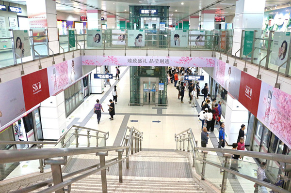 武漢地鐵梯頂燈箱廣告 武漢地鐵梯頂燈箱廣告