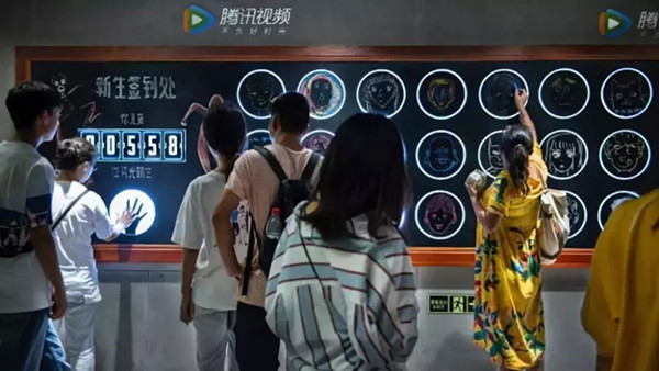 騰訊閃光新國漫重慶地鐵廣告 騰訊閃光新國漫重慶地鐵廣告