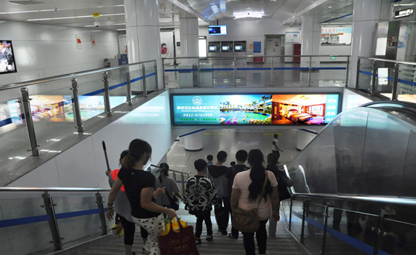 昆明地鐵梯眉燈箱廣告 昆明地鐵梯眉燈箱廣告