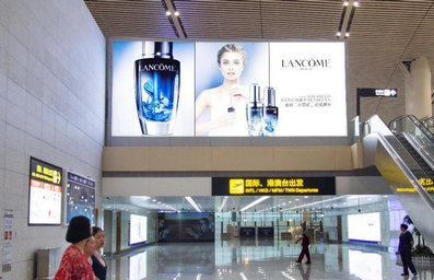 T3安檢通道上方燈箱廣告