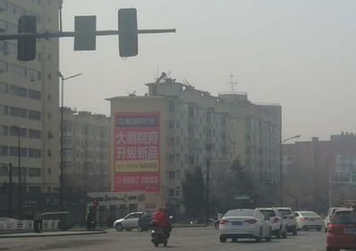 二道江熱電廠小區(qū)9號樓東側(cè)大牌廣告