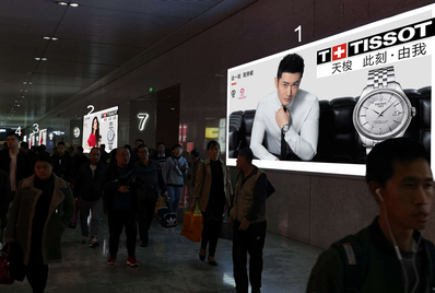 出站廳北側(cè)墻面嵌入式燈箱