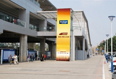 進出站垂直電梯玻璃貼廣告