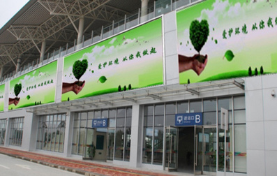 進出車站外墻燈箱廣告