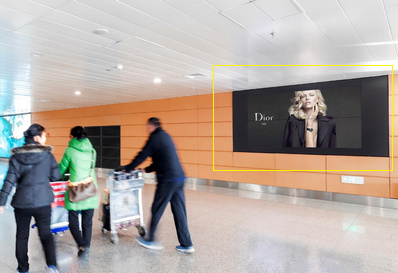 國(guó)內(nèi)到達(dá)中央通廊電視墻廣告