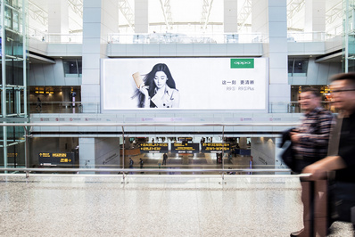 出發(fā)夾層落地燈箱廣告
