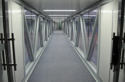 3、4號登機口廊橋墻面燈箱廣告