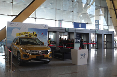 B1到達(dá)2、4號(hào)門右側(cè)實(shí)物展廣告