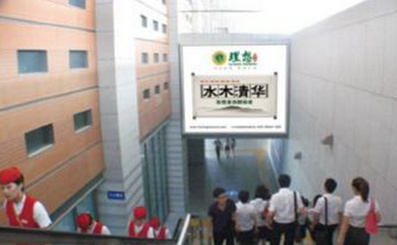 出站通道楣頭燈箱廣告