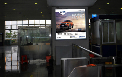 補票處、檢票口旁圖騰燈箱廣告