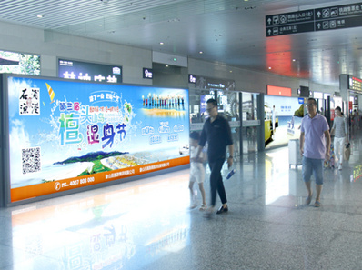 寧波站出站檢票口兩側落地燈箱廣告