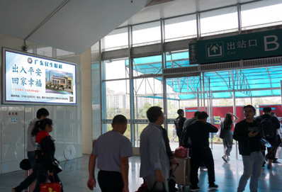 中山北站B進出站口旁燈箱廣告