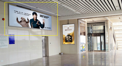 容桂站A進(jìn)出站口旁，近售票廳側(cè)邊燈箱廣告