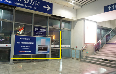容桂站C1、C2電梯通道之間立式燈箱廣告2