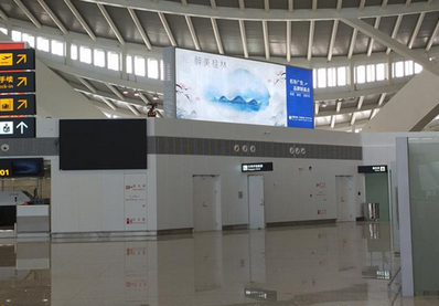 安檢區(qū)左側建筑頂部頂部燈箱廣告