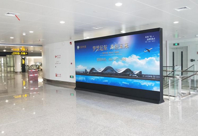 國內(nèi)到達落地式燈箱廣告