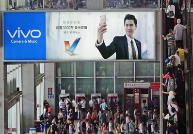 ?？跂|站候車廳墻體燈箱廣告