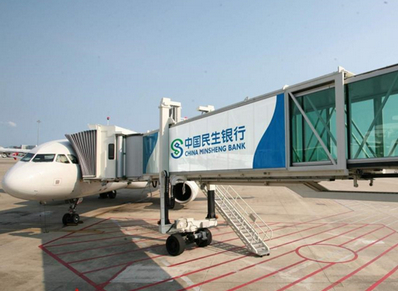 三亞機(jī)場(chǎng)廊橋貼紙廣告案例圖