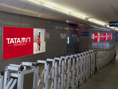 滄州西站進(jìn)站通道墻體燈箱廣告