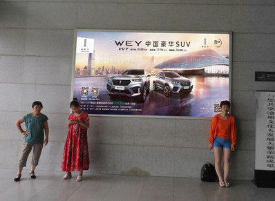 滄州西站出站通道墻體燈箱廣告