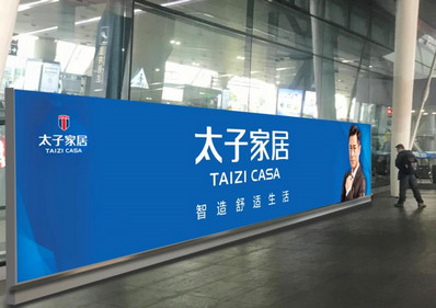 成都機(jī)場T2航站樓到達(dá)A、B出口之間燈箱廣告