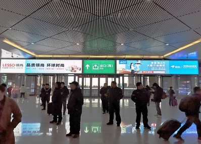 哈爾濱西站到達層出站門楣燈箱廣告