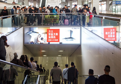 鄭州東站到達層出站通道扶梯上方楣頭燈箱廣告 鄭州東站到達層出站通道扶梯上方楣頭燈箱廣告