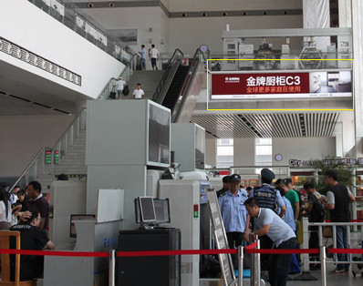 常州站出發(fā)層進(jìn)站大廳扶梯旁墻面燈箱廣告