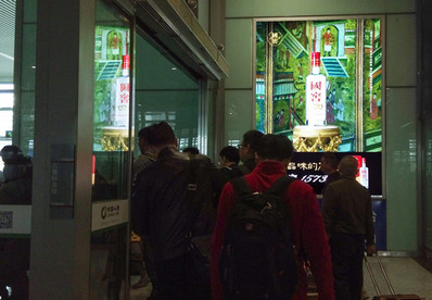 無錫東站出發(fā)層檢票口墻面燈箱廣告