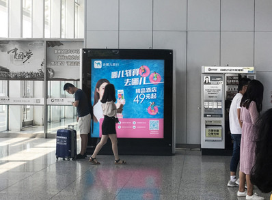 鎮(zhèn)江南站出發(fā)層售票大廳落地燈箱廣告 鎮(zhèn)江南站出發(fā)層售票大廳落地燈箱廣告