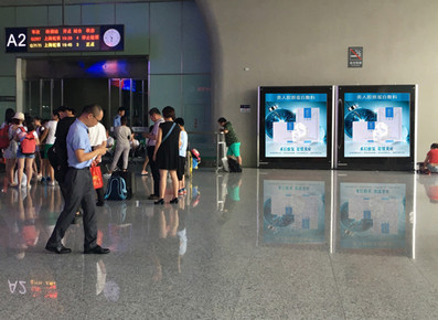 鎮(zhèn)江南站出發(fā)層候車大廳落地燈箱廣告 鎮(zhèn)江南站出發(fā)層候車大廳落地燈箱廣告